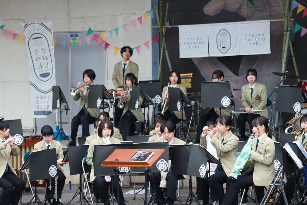 陶器市のステージで演奏する土岐商業高校吹奏楽団