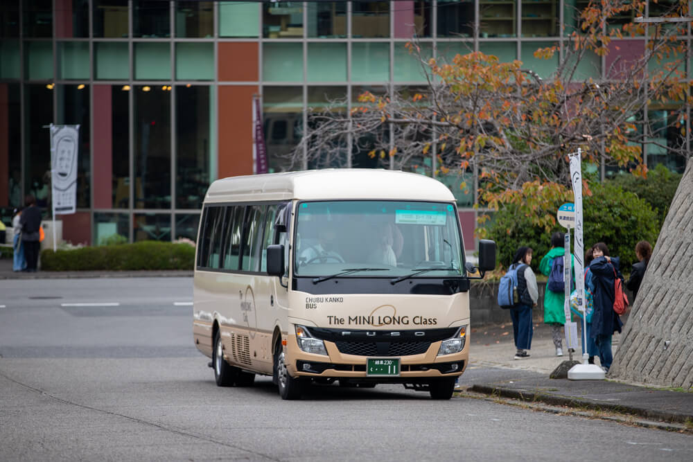 織部ヒルズの会場に停車する巡回バス